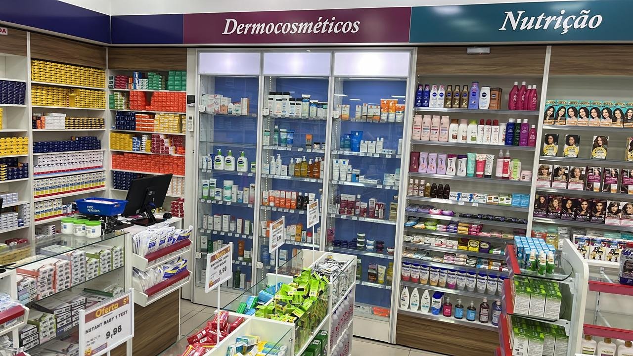 Seção de dermocosméticos e nutrição da drogaria na Vila Industrial